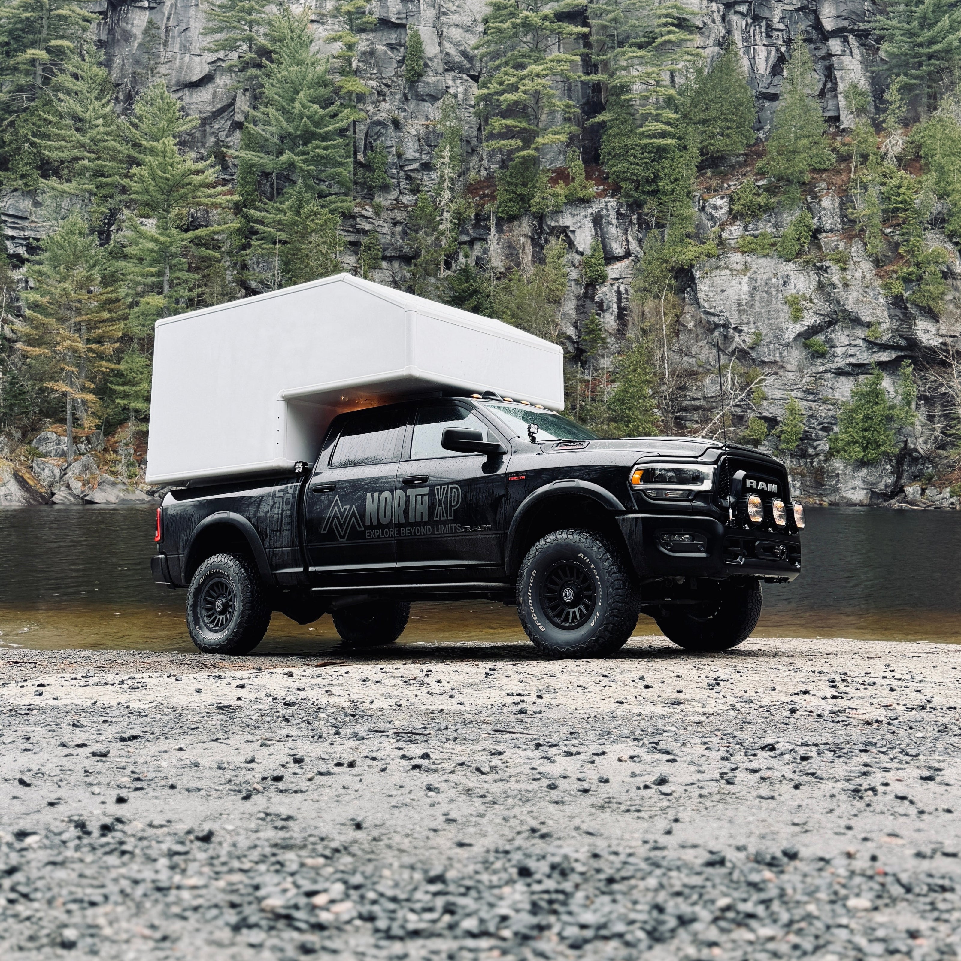 Campeur 4 saisons NORTH XP fabriqué au Québec pour expédition overland, Ram 2500. XP6.5. Slide-in campeur. caravan porté