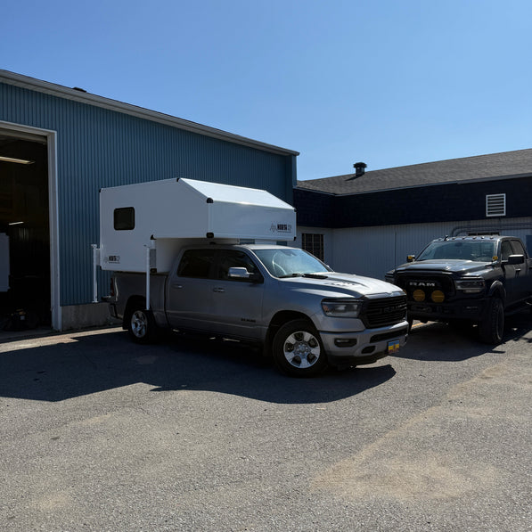 Campeur 4 saisons NORTH XP fabriqué au Québec pour expédition overland, XP6.5. Slide-in campeur. caravan porté. ram 1500