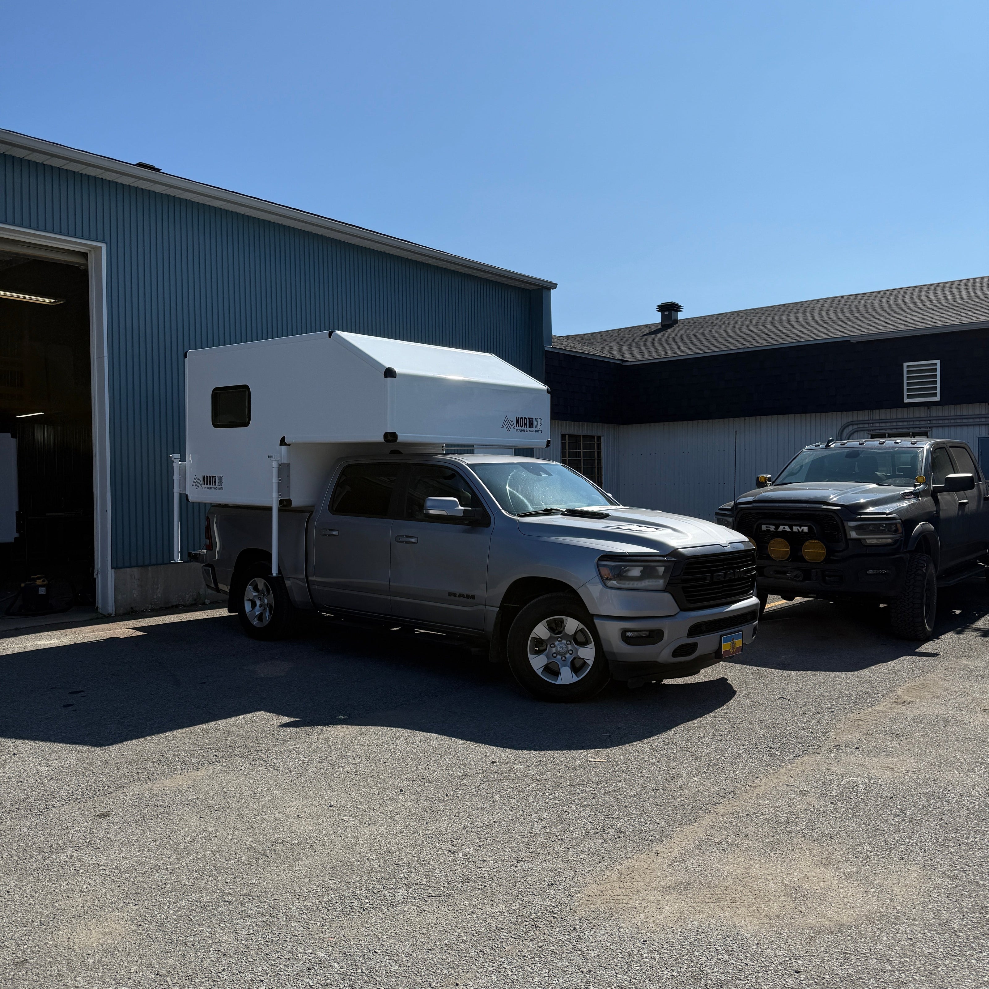 Campeur 4 saisons NORTH XP fabriqué au Québec pour expédition overland, XP6.5. Slide-in campeur. caravan porté. ram 1500